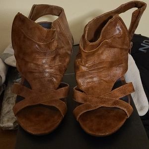 Size 9 wide Avenue sandals